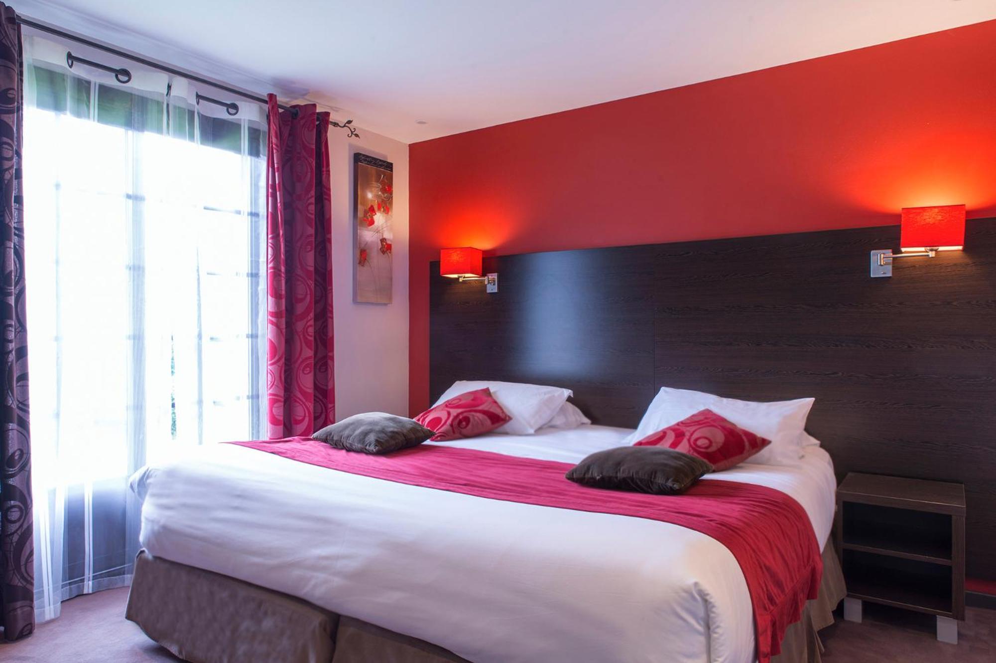 Hotel Restaurant Les Coquelicots, The Originals Relais Saint-Pardoux-l'Ortigier エクステリア 写真