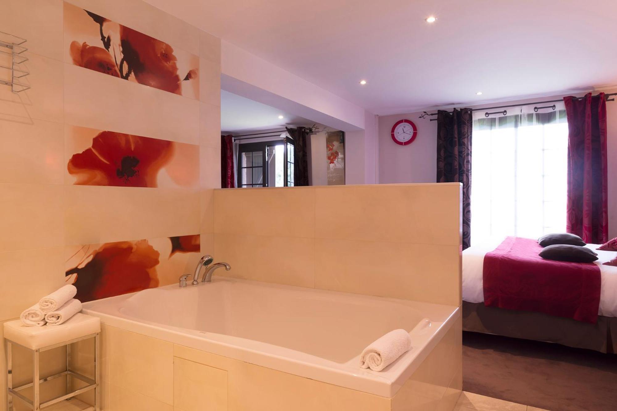 Hotel Restaurant Les Coquelicots, The Originals Relais Saint-Pardoux-l'Ortigier エクステリア 写真