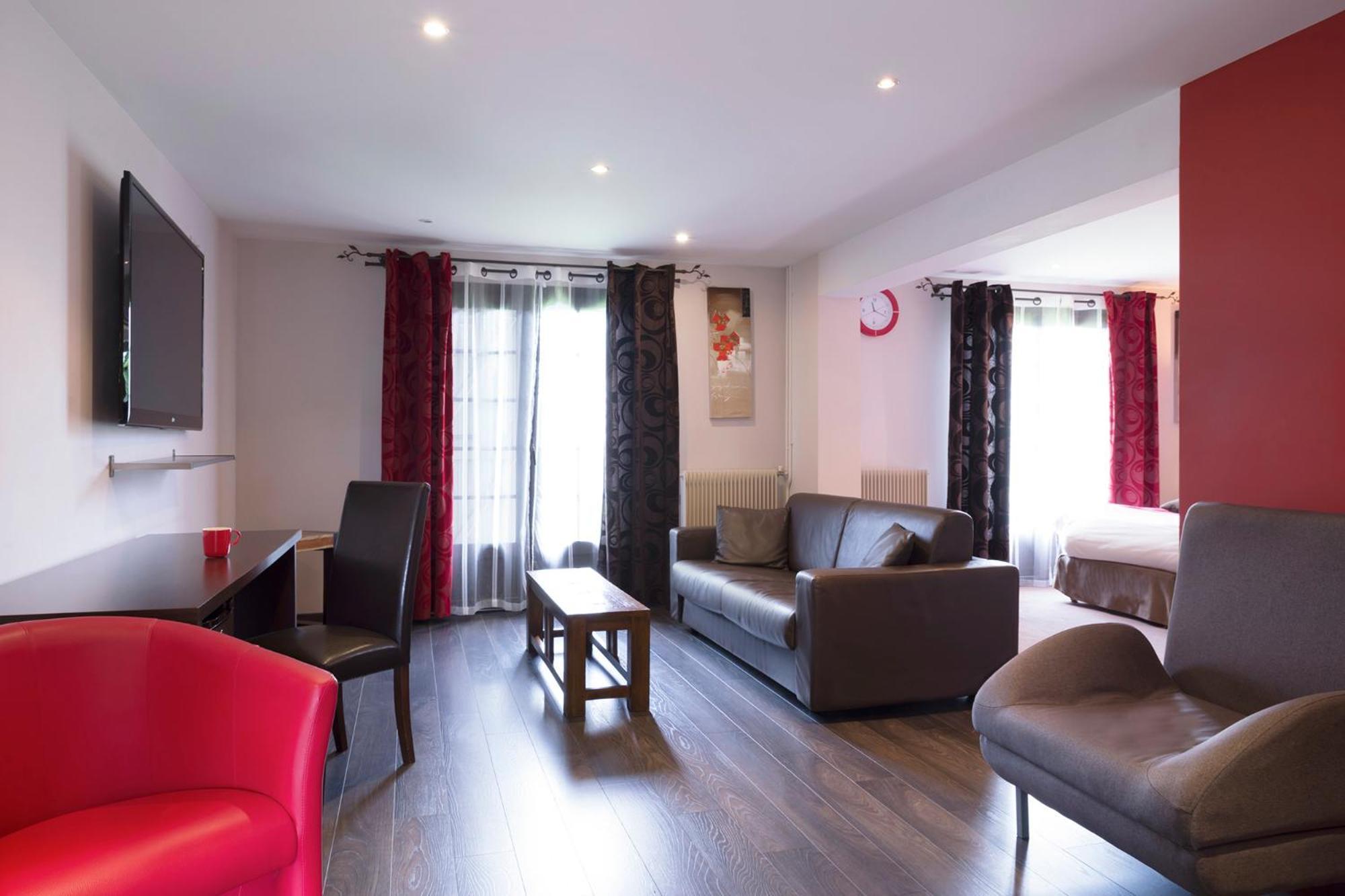 Hotel Restaurant Les Coquelicots, The Originals Relais Saint-Pardoux-l'Ortigier エクステリア 写真