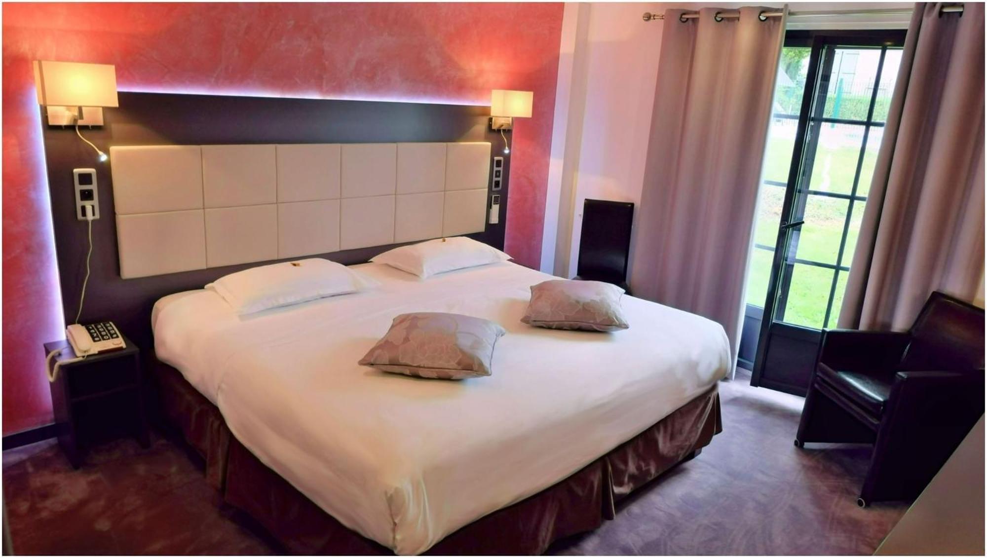 Hotel Restaurant Les Coquelicots, The Originals Relais Saint-Pardoux-l'Ortigier エクステリア 写真