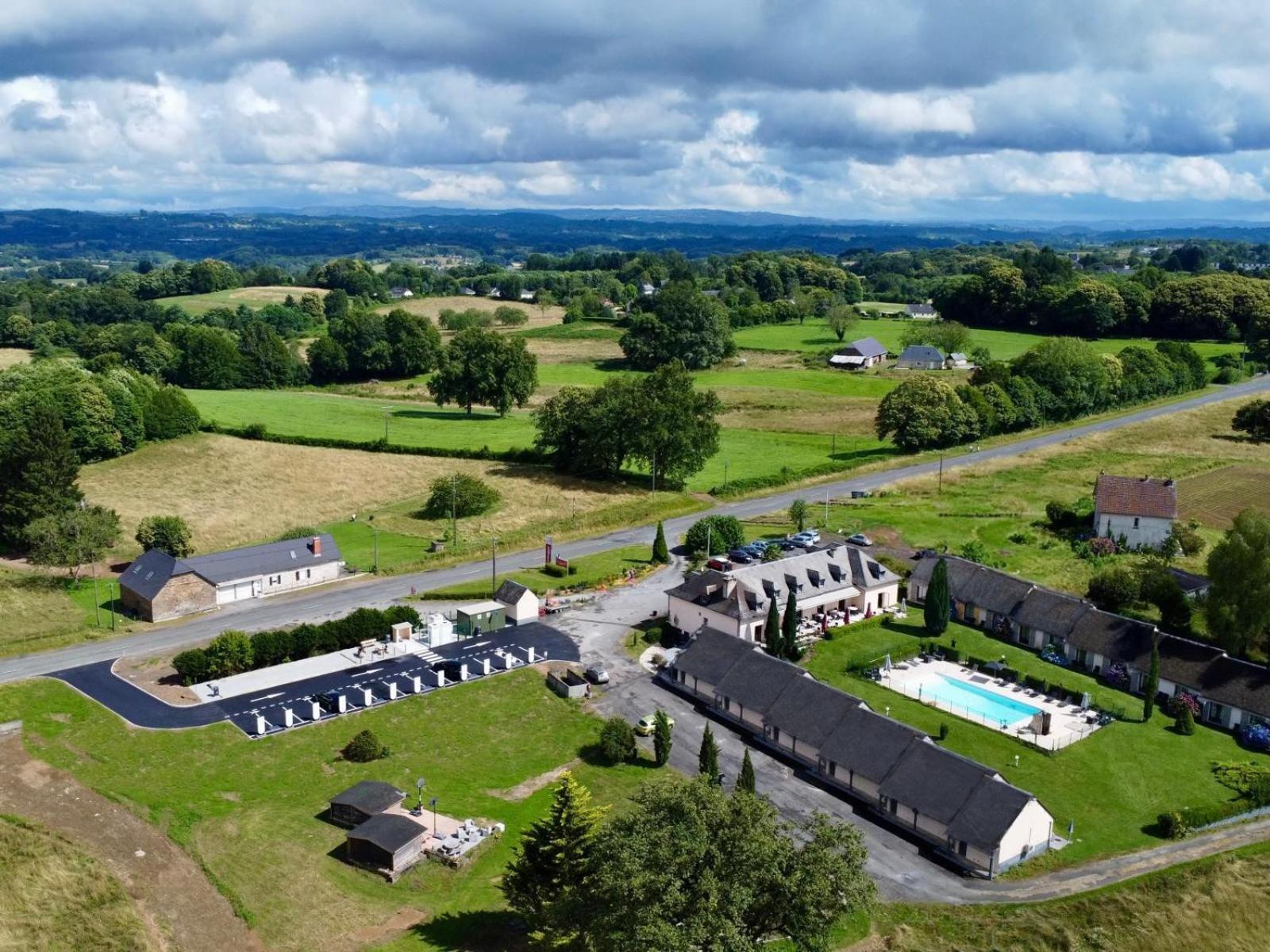 Hotel Restaurant Les Coquelicots, The Originals Relais Saint-Pardoux-l'Ortigier エクステリア 写真