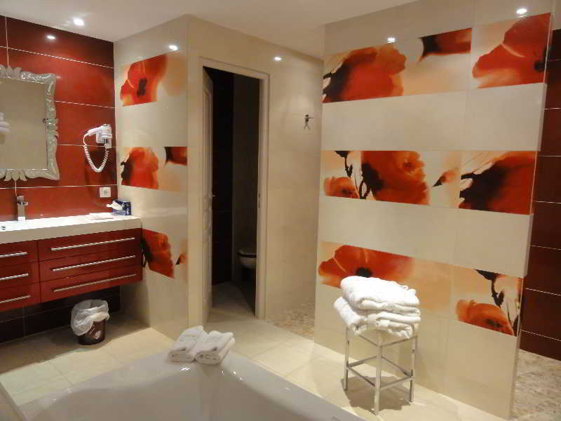 Hotel Restaurant Les Coquelicots, The Originals Relais Saint-Pardoux-l'Ortigier エクステリア 写真