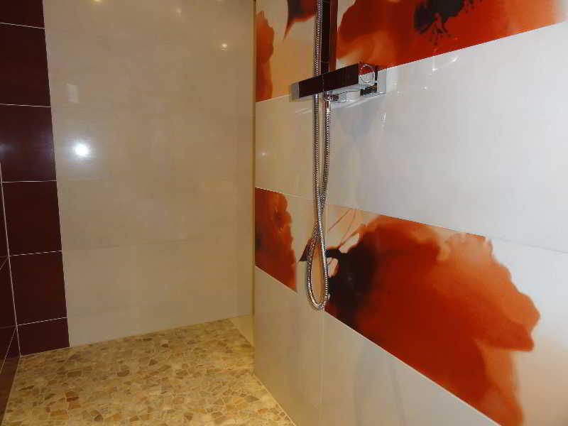 Hotel Restaurant Les Coquelicots, The Originals Relais Saint-Pardoux-l'Ortigier エクステリア 写真