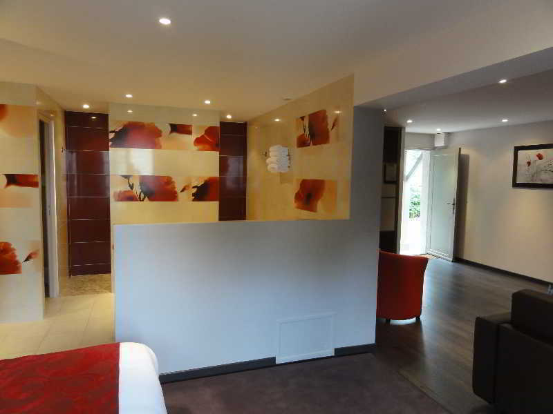 Hotel Restaurant Les Coquelicots, The Originals Relais Saint-Pardoux-l'Ortigier エクステリア 写真