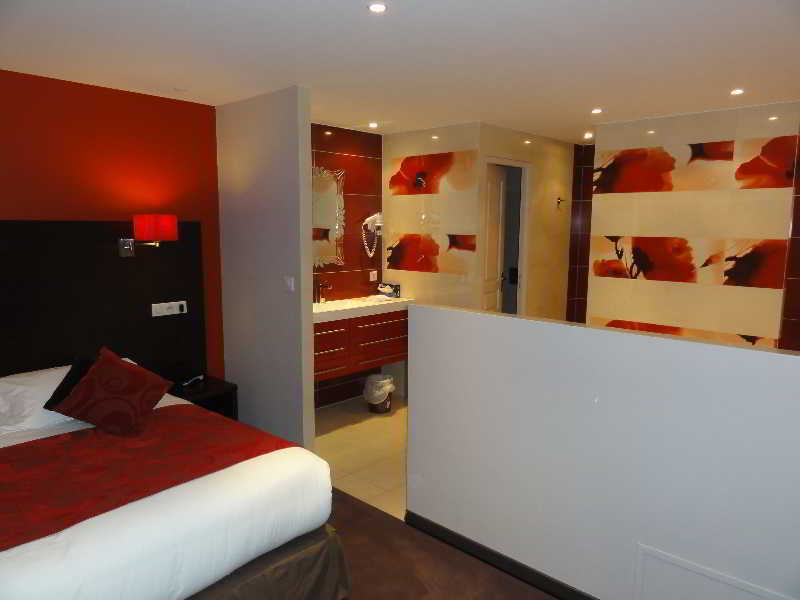 Hotel Restaurant Les Coquelicots, The Originals Relais Saint-Pardoux-l'Ortigier エクステリア 写真