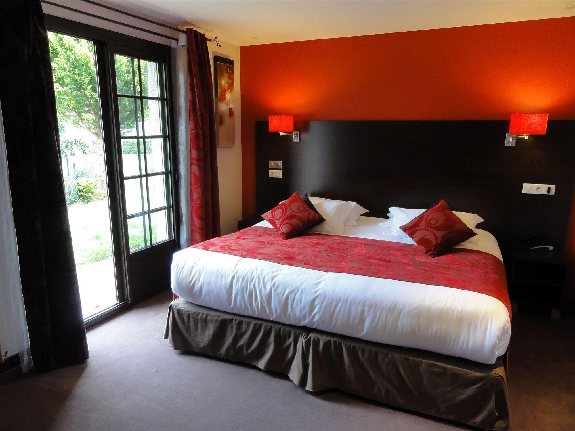 Hotel Restaurant Les Coquelicots, The Originals Relais Saint-Pardoux-l'Ortigier 部屋 写真