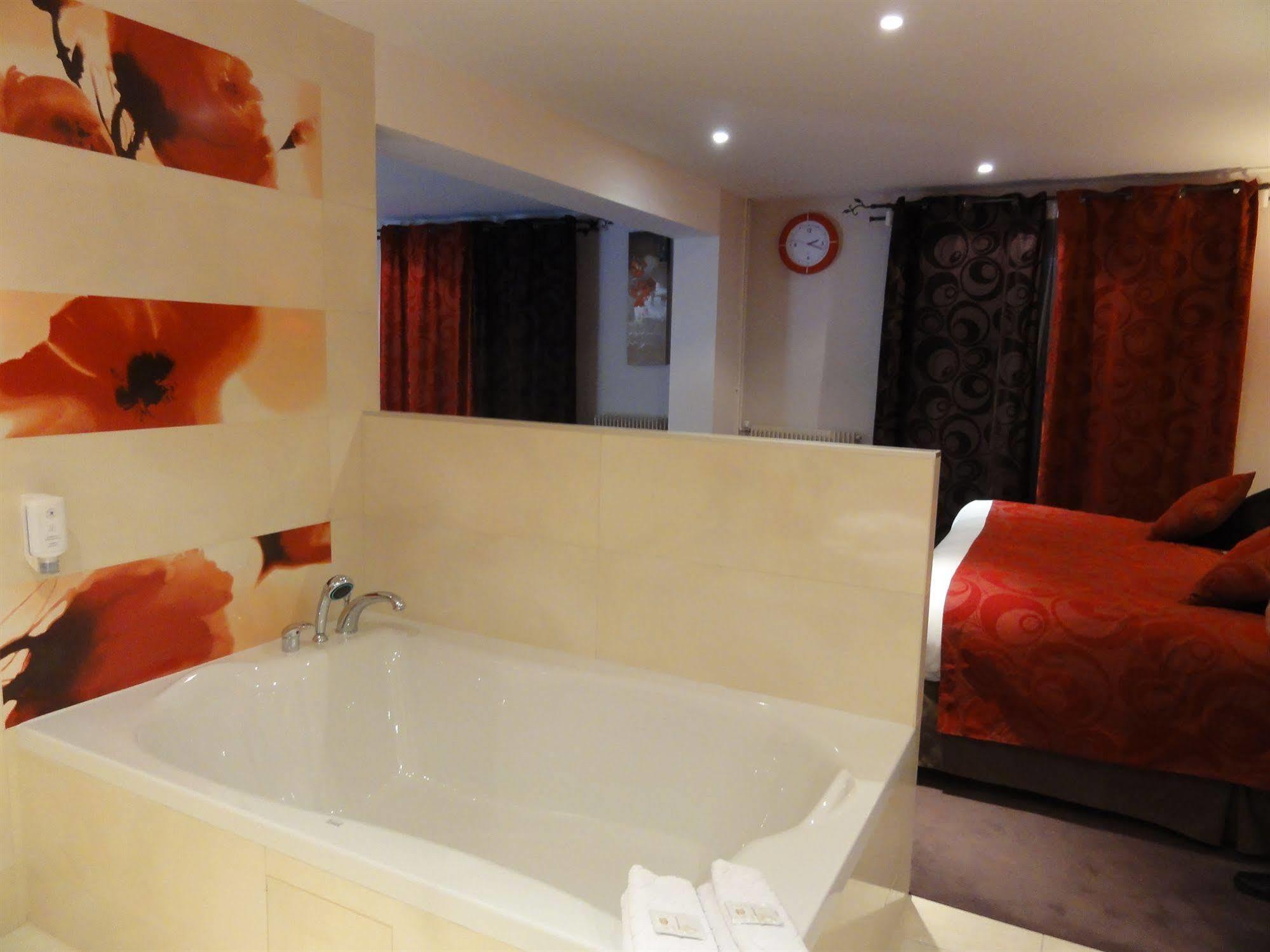 Hotel Restaurant Les Coquelicots, The Originals Relais Saint-Pardoux-l'Ortigier 部屋 写真